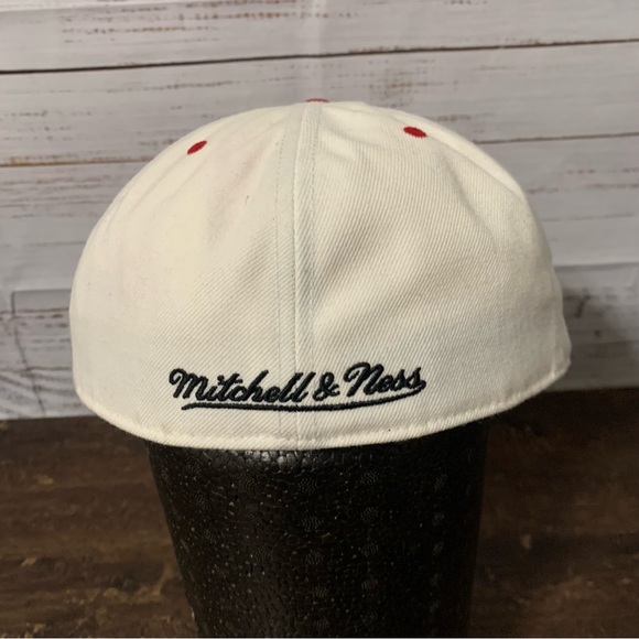 Chicago Bulls Mitchell & Ness Embroidered Fitted 7 5/8 Hat Cap - Picture 11 of 12